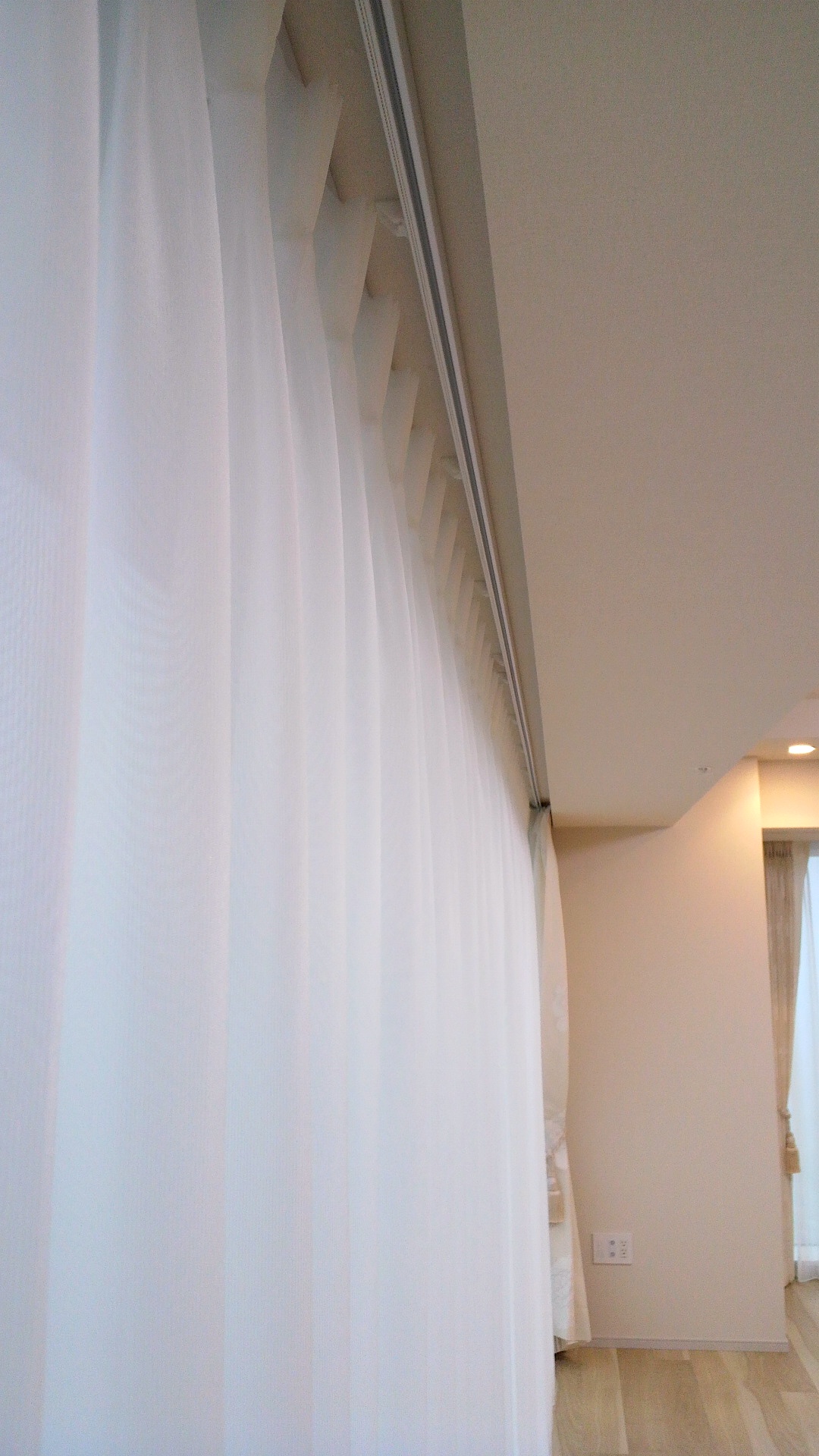 サイレントグリス 紐引きカーテンレール | オーダーカーテンと壁紙の 