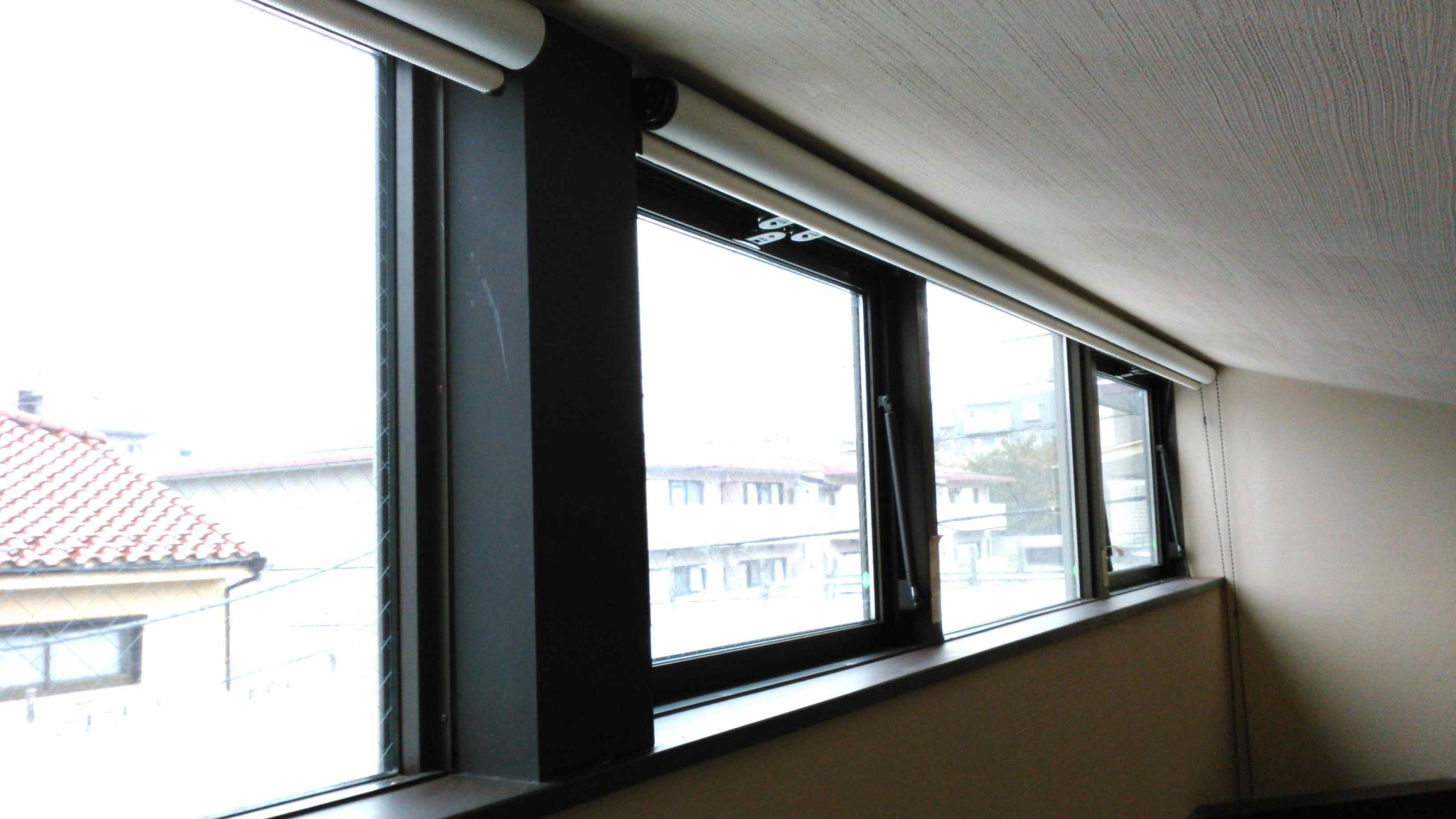 高窓 遮光ロールスクリーン オーダーカーテン・インテリアリフォームのブライト | オーダーカーテンと壁紙のブライト