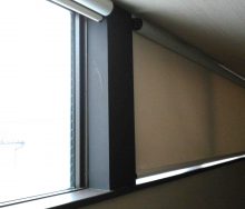 高窓　遮光ロールスクリーン　　オーダーカーテン・インテリアリフォームのブライト