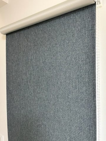 トーソー　ロールスクリーン　ニーム　　TR-4136　デニムブルー　遮光２級　階段室　小窓　２