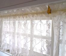 小窓のカフェカーテン