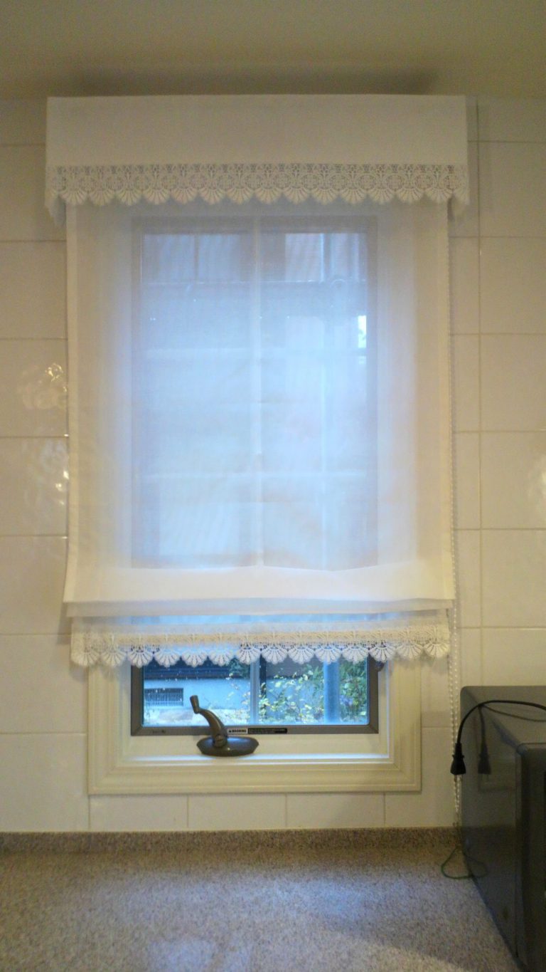 キッチンの窓掛け サンゲツ「レーストリム・FN365」 | オーダーカーテンと壁紙のブライト
